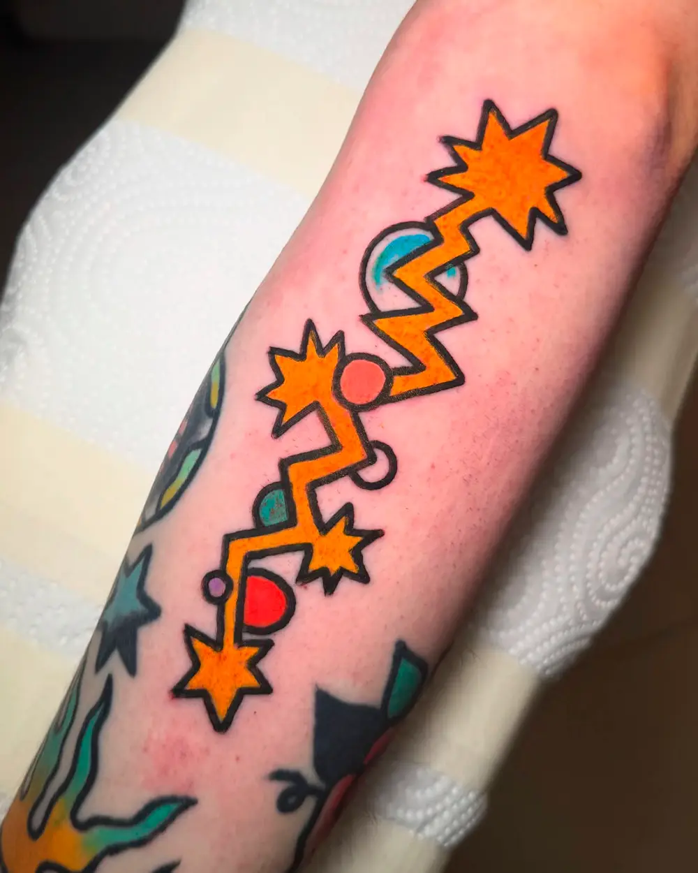 Tatuaje de rayo con estrellas naranjas