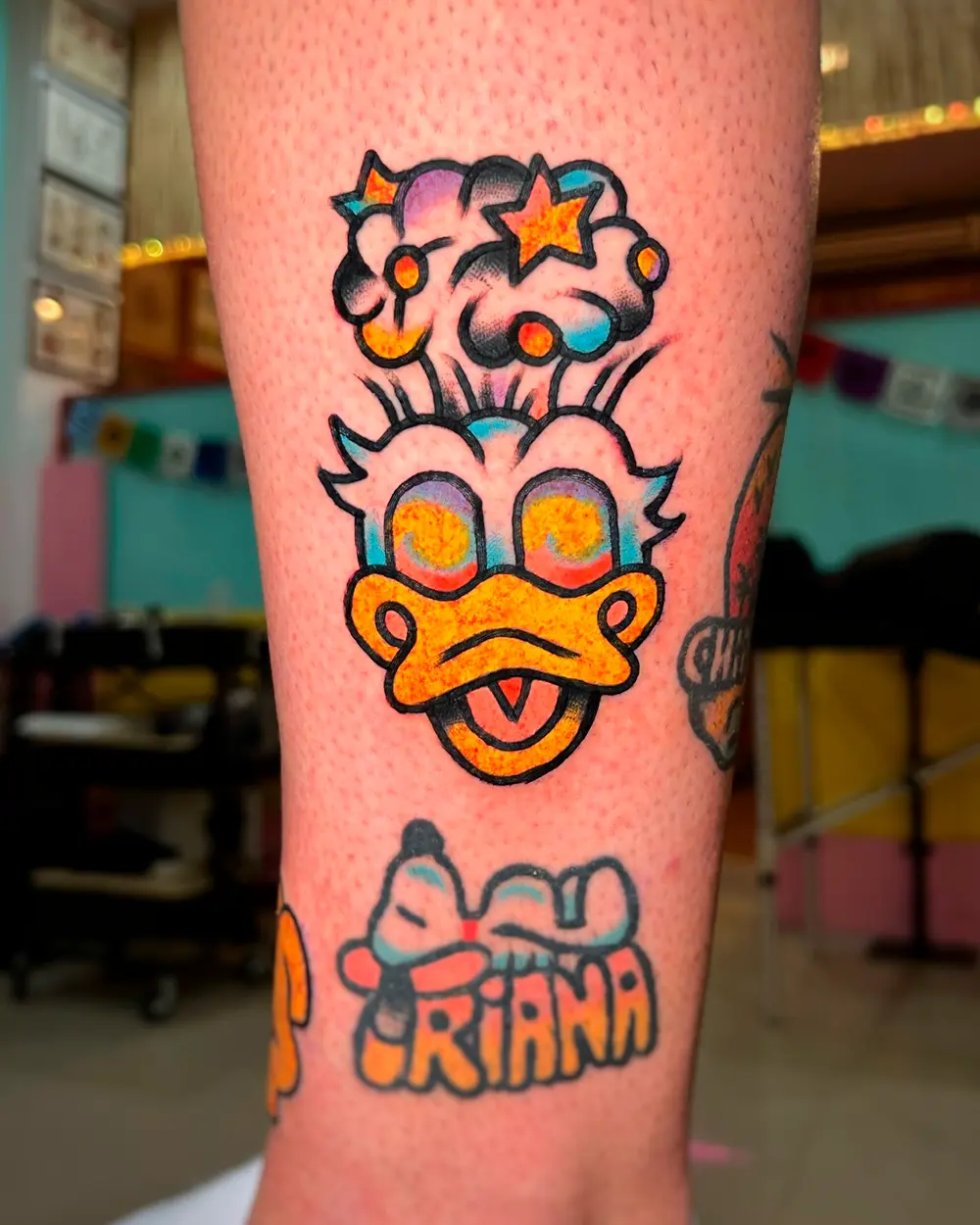 Tatuaje de pato con estrellas y lettering de Triana