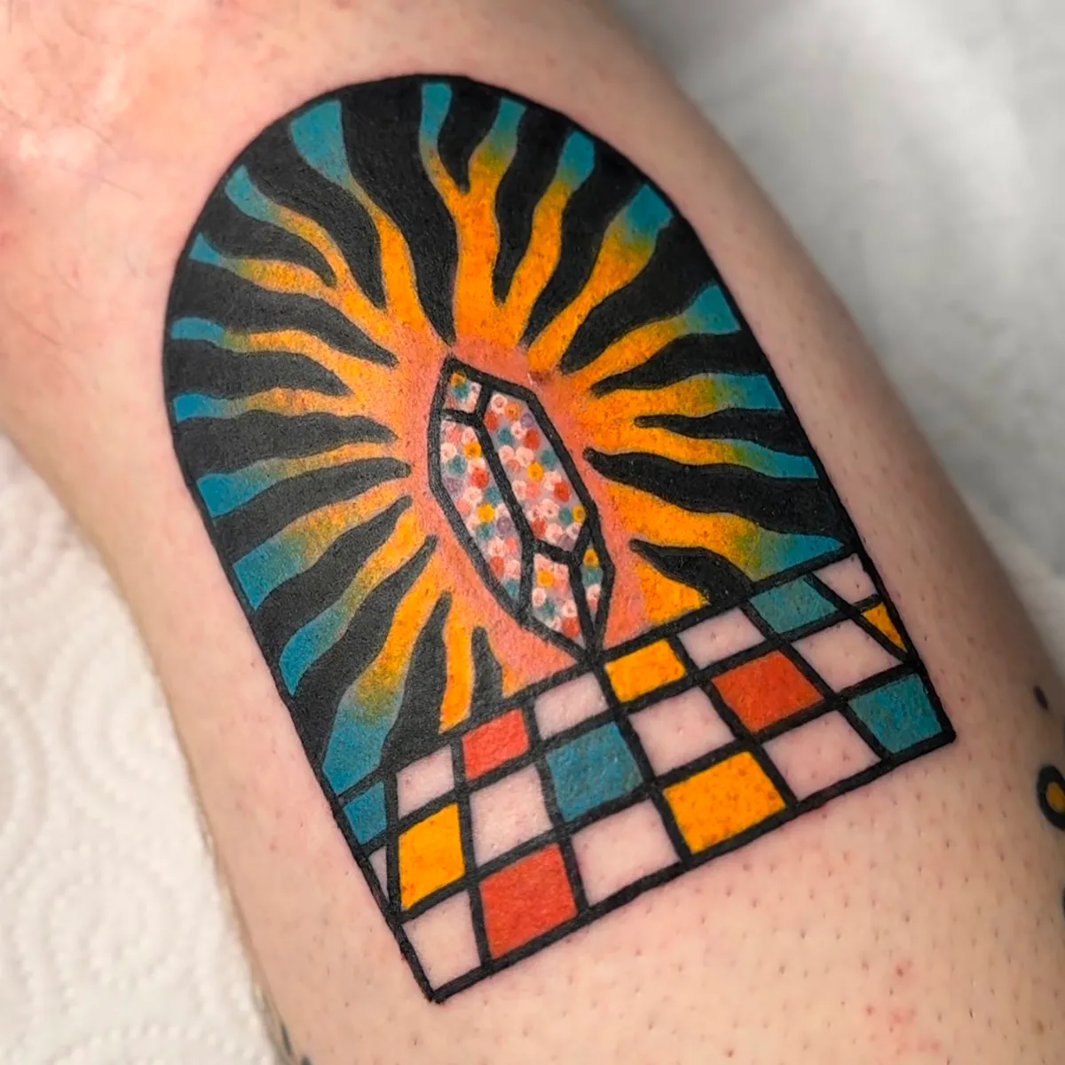 Tatuaje de arco con rayos de sol y suelo de baldosas de colores